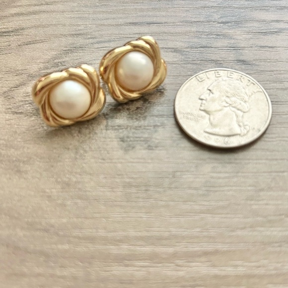 Trifari Vintage Gold and Pearl Clip On Earrings - Picture 2 of 4
